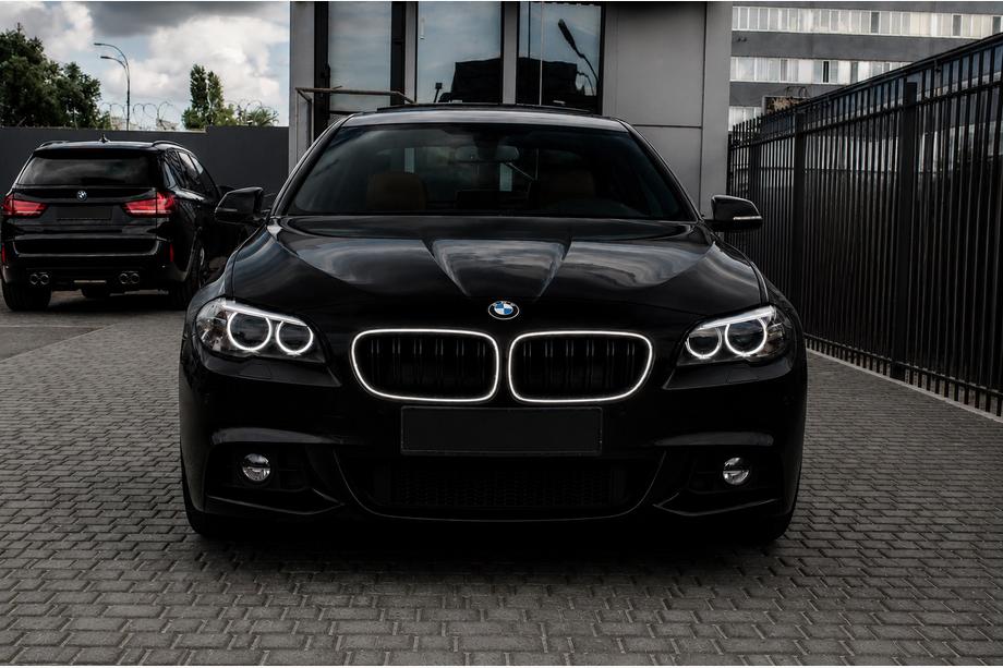 BMW 5. sērija F10/F11 2010–2016 BMW nieru restes M-look ar LED (spīdīgi melnas) Foto 1