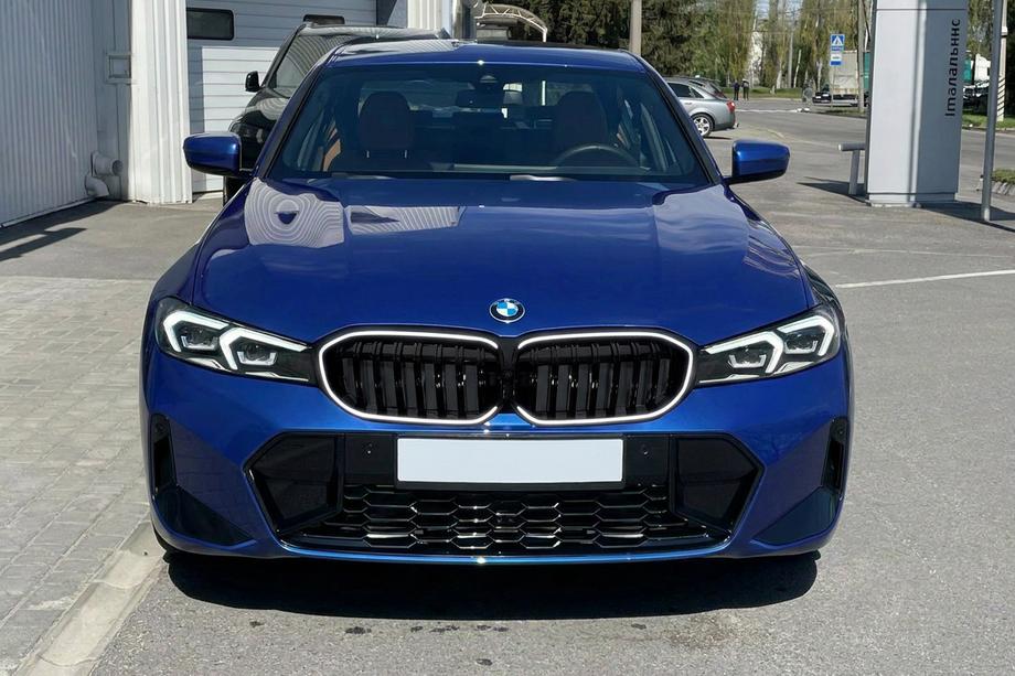 BMW 3. sērija G20/G21 2018– Nieru reste 1-Bar LED (2022+, spīdīgi melns) Image