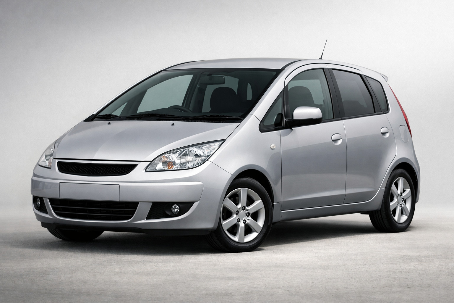 Apskats: Mitsubishi Colt 2004-2012 – kompakts pilsētas auto ar vienkāršu raksturu