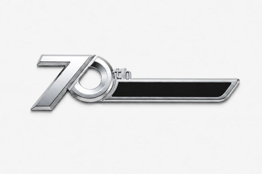 Toyota Emblēma Toyota 70 gadi (22 cm x 6,3/2,5 cm) Image