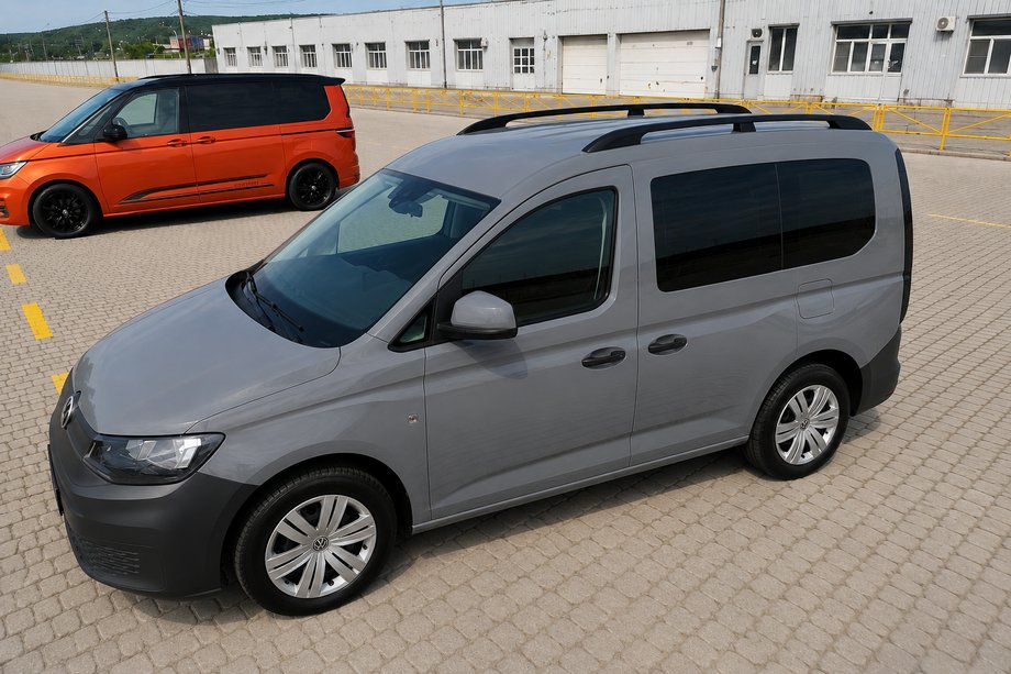 Ford Connect 2021– Melni jumta reliņi (turku dizains) Maxi bāze, metāla kājiņas Foto 4