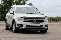 Volkswagen Tiguan 2007–2016 Priekšējā aizsardzība ST016 Black (nerūsējošais tērauds) foto 2