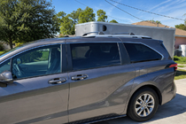 Toyota Sienna 2020– Integrēti jumta reliņi, pelēki OEM (alumīnijs) foto 2