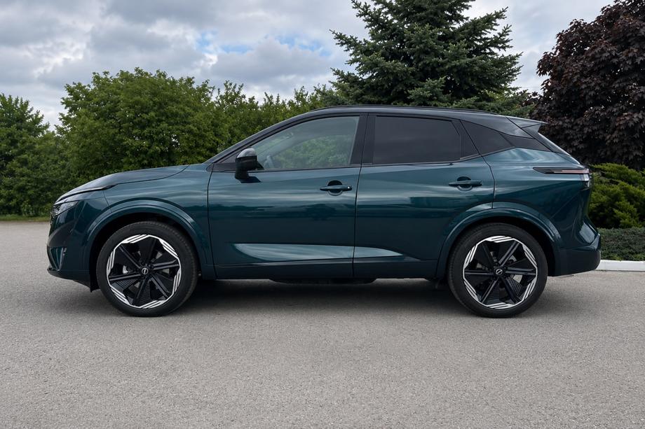 Nissan Qashqai 2021– Integrētie jumta reliņi melni OEM (alumīnijs) Foto 1