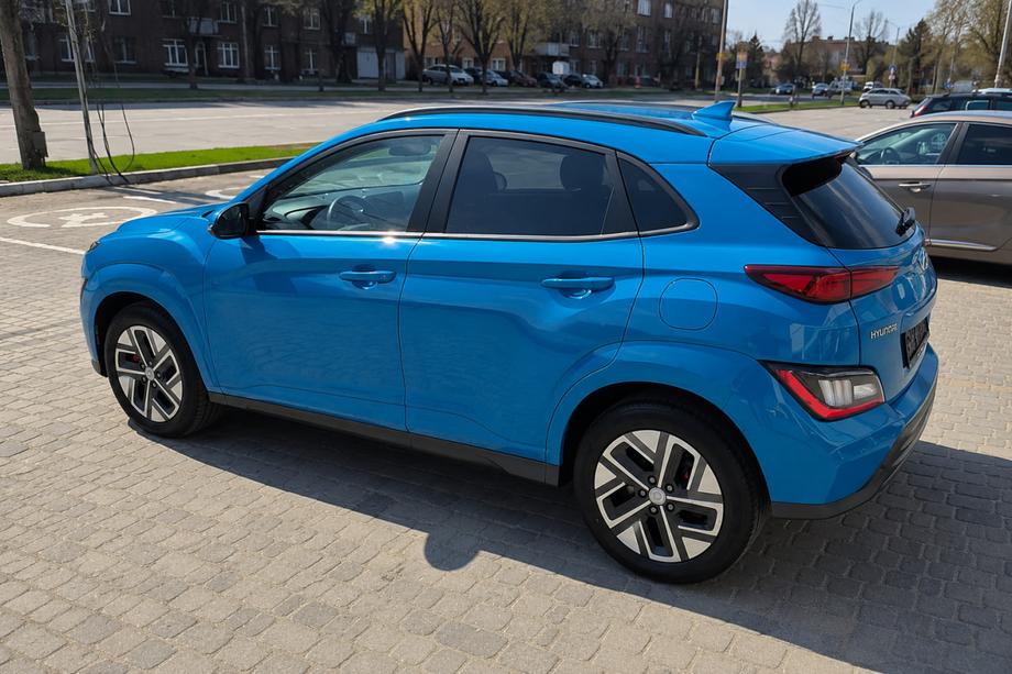 Hyundai Kona 2017–2023 Melni OEM jumta reliņi (alumīnijs, uzstādīšana ar līmi) Foto 2