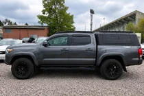 Toyota Tacoma 2015–2023 Melni OEM jumta reliņi (alumīnijs) foto 2