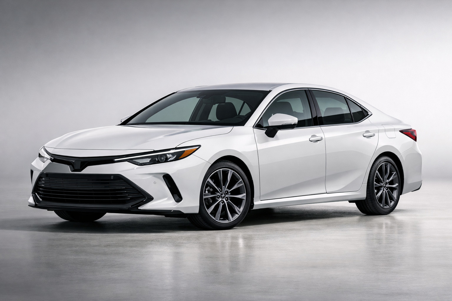 Toyota Camry XV80 apskats: jauns hibrīda sedans pilsētai un šosejai