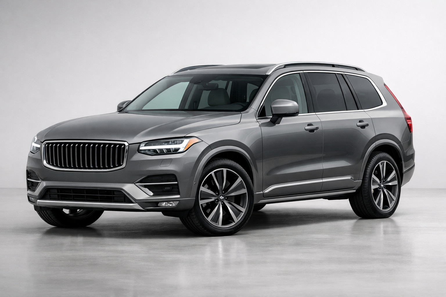 Volvo XC90 otrās paaudzes 2025 apskats: liels skandināvu SUV ģimenei