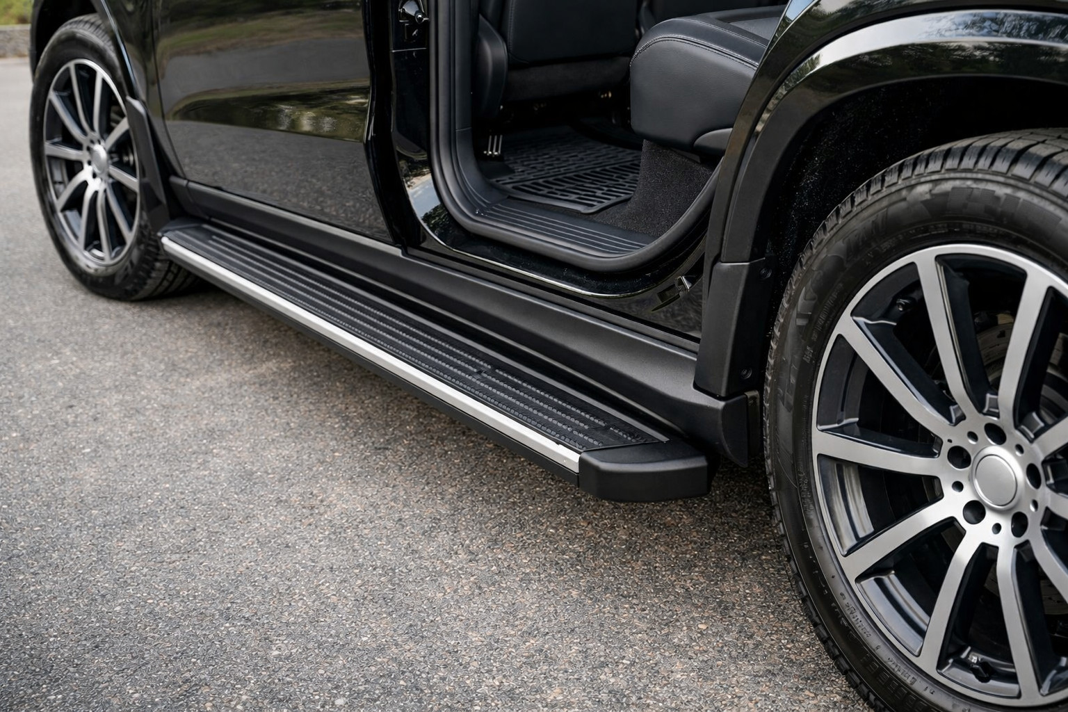 Mercedes GLS X167: sānu sliekšņi tīrāki un vieglāka iekāpšana