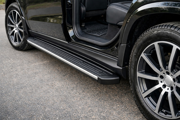 Mercedes GLS X167: sānu sliekšņi tīrāki un vieglāka iekāpšana Foto 1
