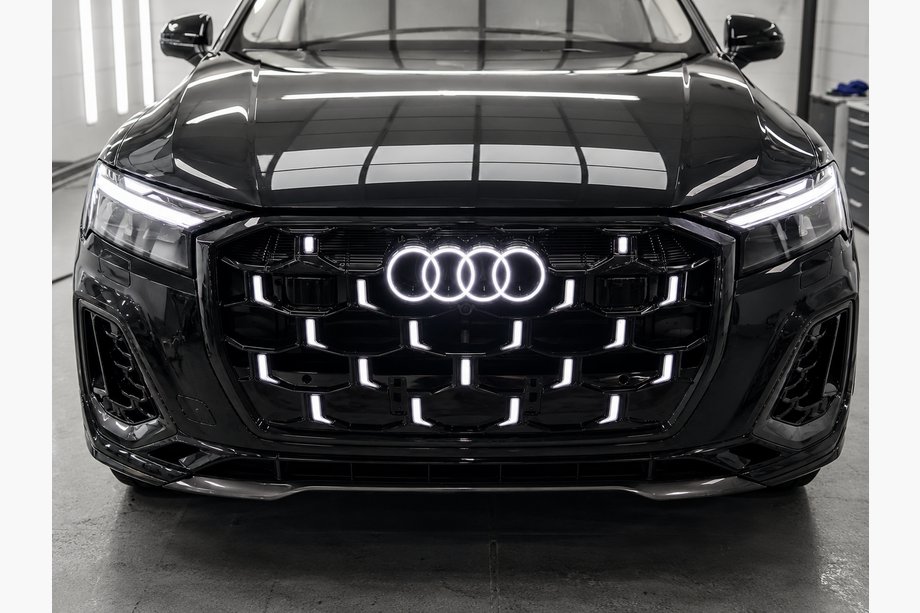 Audi Q7 2015–2026 Priekšējā reste RSQ-Style LED (2024-2026, spīdīgi melna) Image