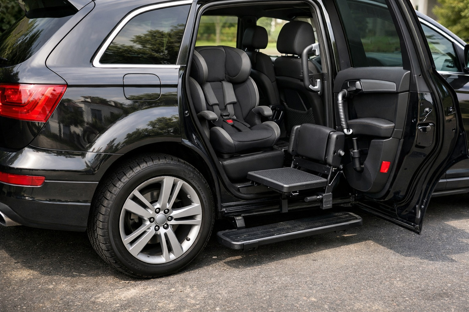 Ko uzstādīt Audi Q7 2005-2015, lai bērniem un senioriem būtu ērtāk iekāpt