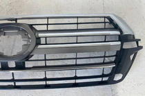 Toyota Land Cruiser 200 2007–2021 Izpārdošana Radiatora reste 2016-2021 (2019. gada dizains) Ar kameru foto 5