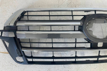 Toyota Land Cruiser 200 2007–2021 Izpārdošana Radiatora reste 2016-2021 (2019. gada dizains) Ar kameru foto 6