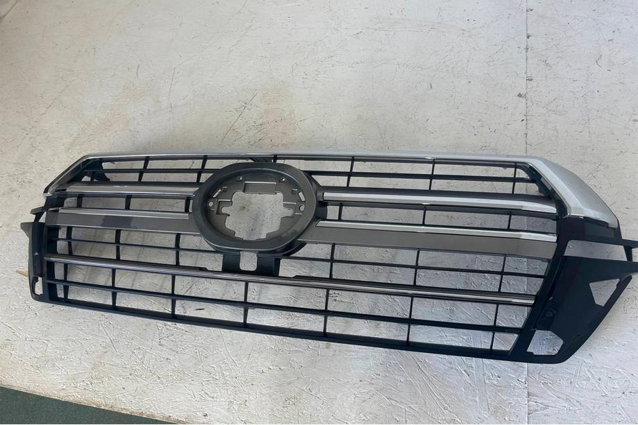 Toyota Land Cruiser 200 2007–2021 Izpārdošana Radiatora reste 2016-2021 (2019. gada dizains) Foto 3