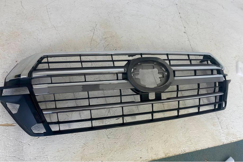 Toyota Land Cruiser 200 2007–2021 Izpārdošana Radiatora reste 2016-2021 (2019. gada dizains) Foto 4