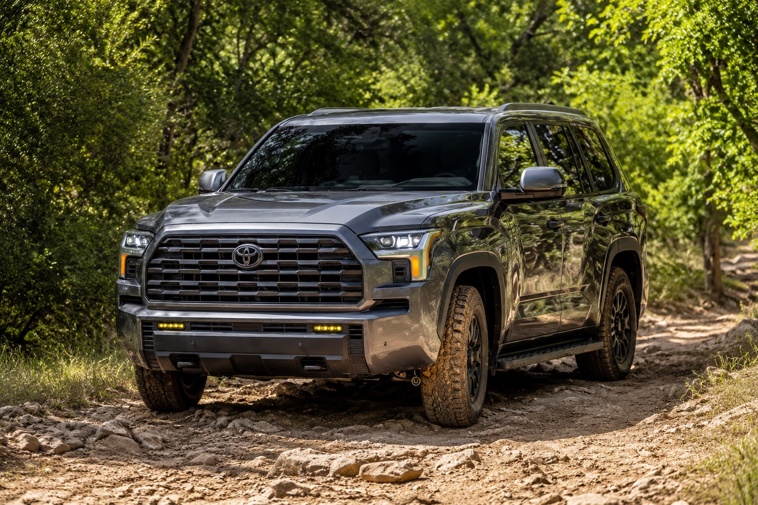 Toyota Sequoia 2027 saņem faceliftingu un rūpnīcas bezceļu pakotni Trailhunter