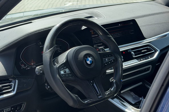 BMW X5 G05 2018 → X5M 2025: pilns atjauninājums ar oglekļa bodykitu un M stūri