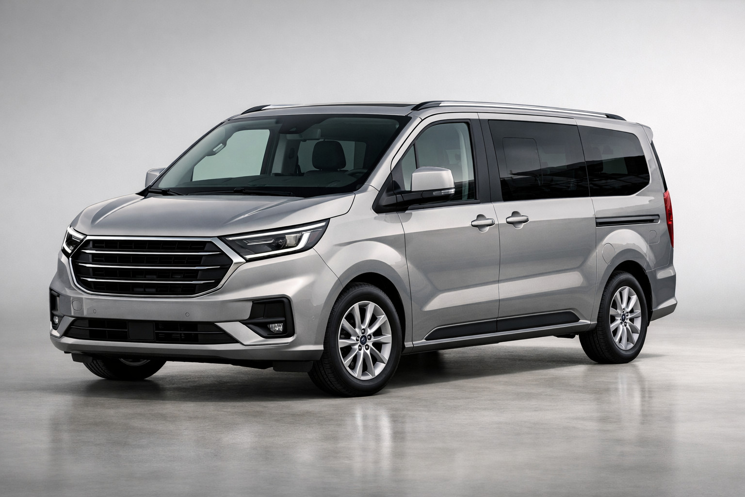 Ford Tourneo Custom 2024 apskats: moderns minivens biznesam un ģimenei