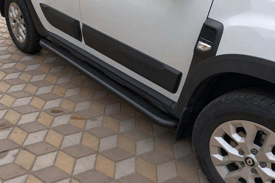 Dacia Duster 2018–2024 Sānu sliekšņi Premium (2 gab., nerūsējošais tērauds) Black Ø60 mm Foto 2