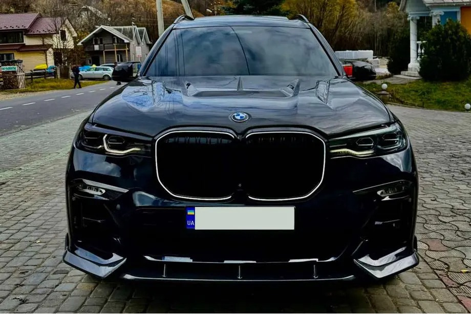BMW X7 G07: priekšējā bampera karbona tūnings un LED reste