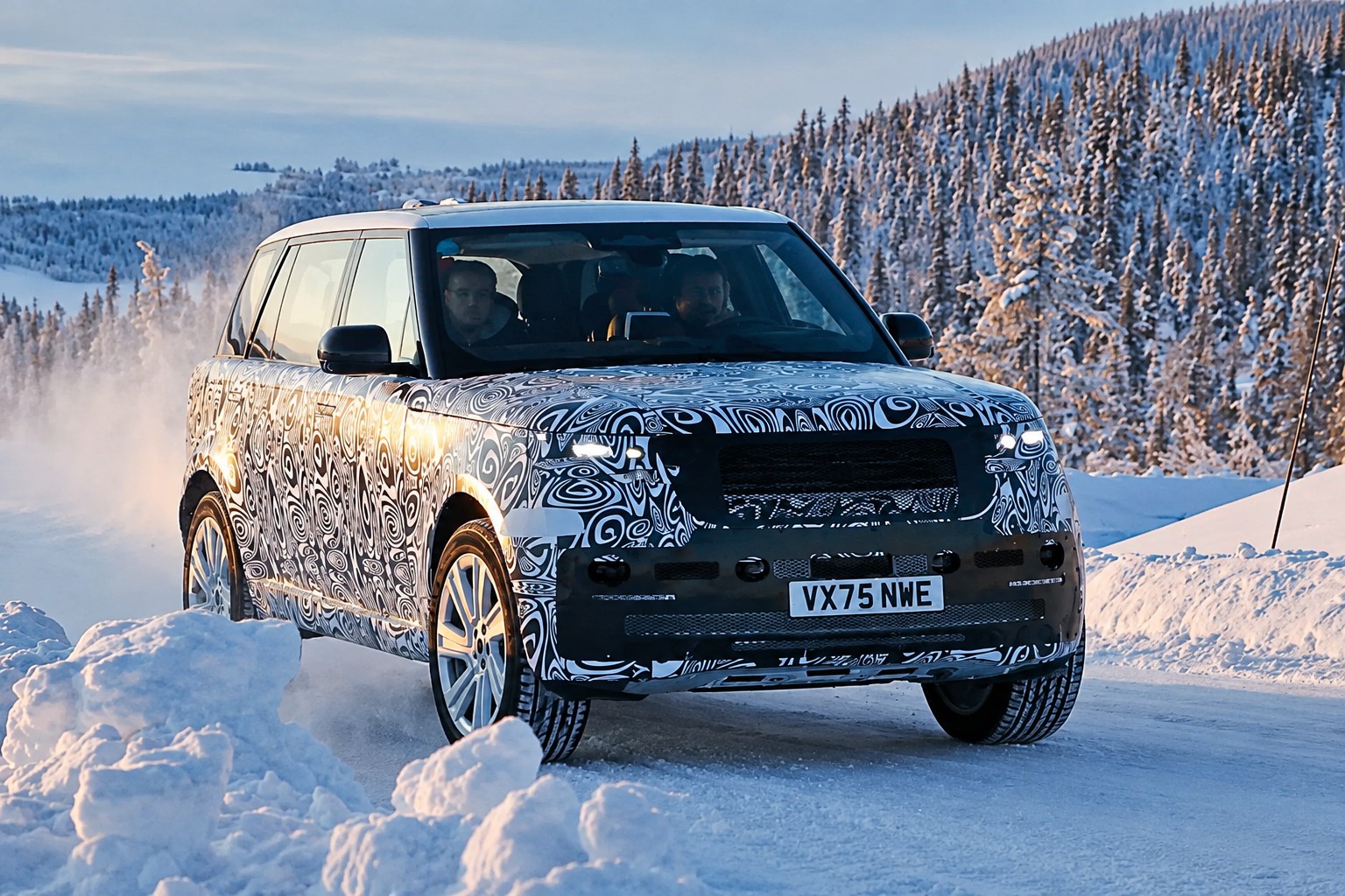 Range Rover Sport Electric 2027: pirmie prototipa foto, specifikācijas un pirmizrādes datums