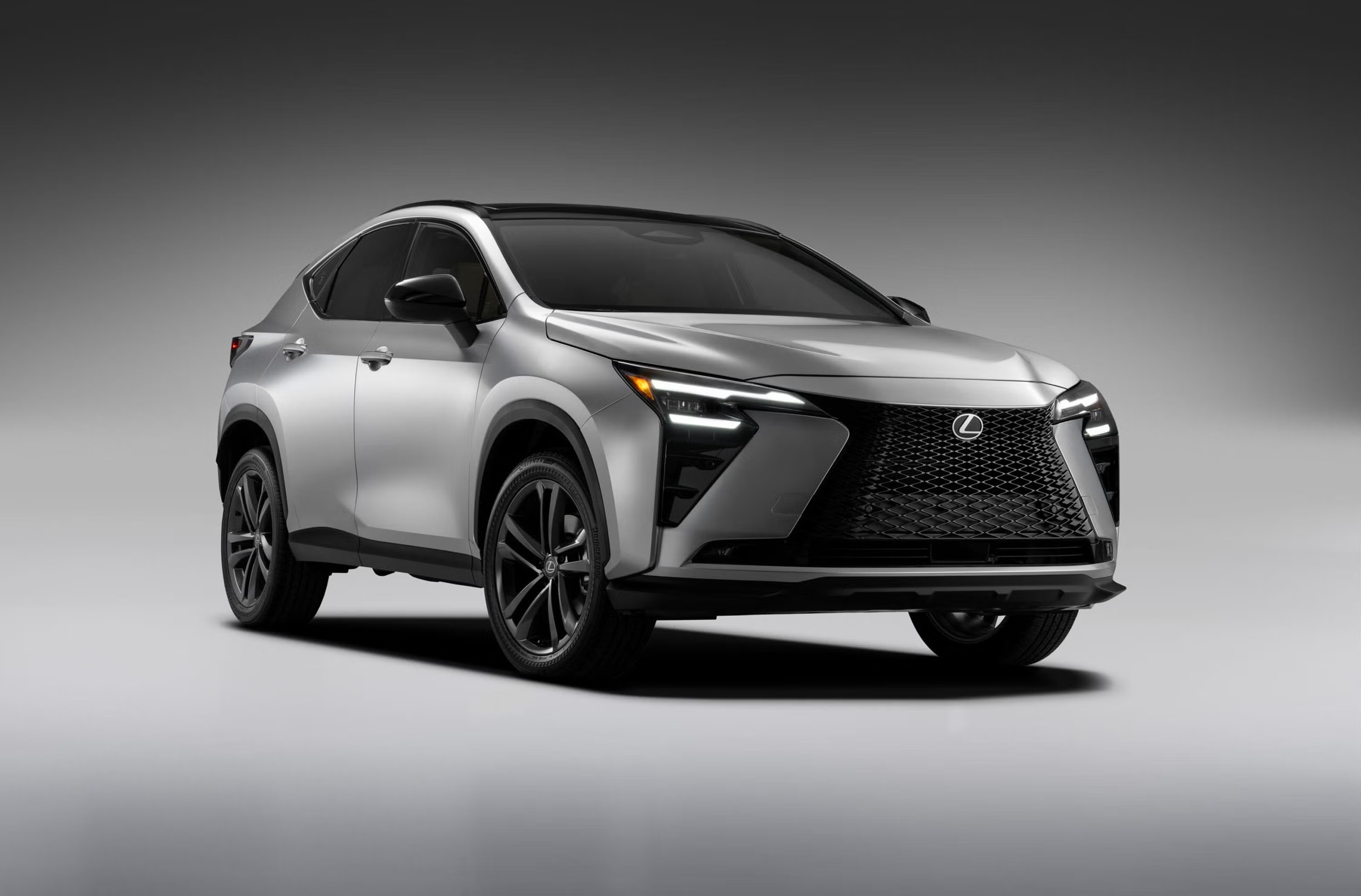 Lexus NX 2027 Facelift: jauns dizains, salons un gandrīz 100 km ar elektrību