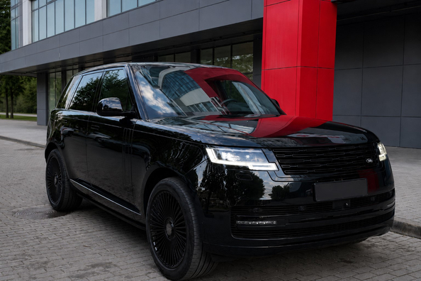 Range Rover L460 2021–: kaltu disku HF-8 Black R22 uzstādīšana — mūsu darbi