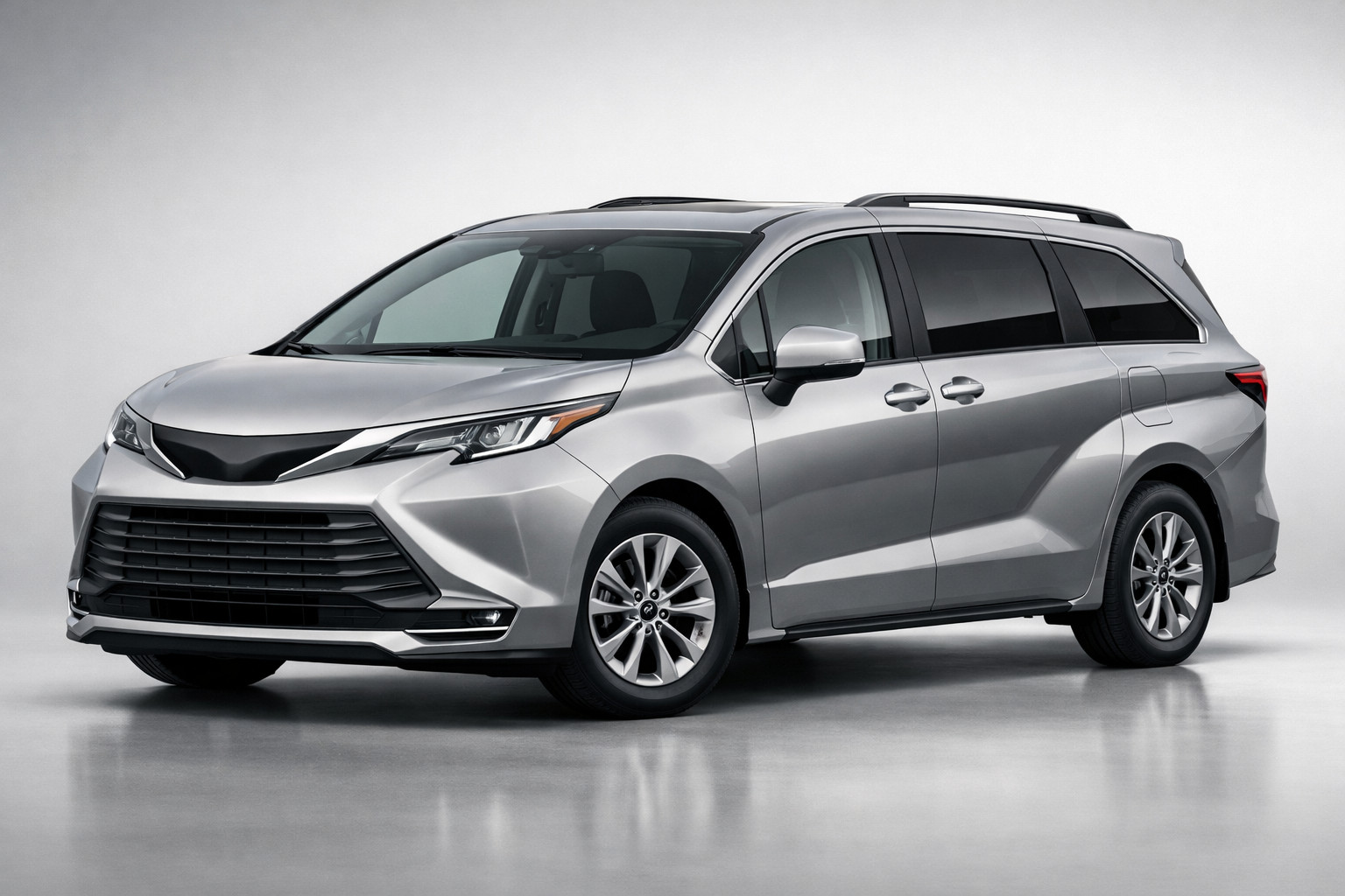 Toyota Sienna (4. paaudze) apskats: gimenei paredzets minivens garajiem braucieniem
