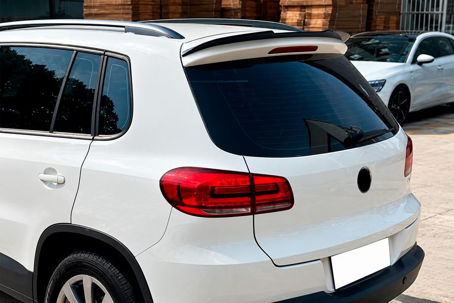 Volkswagen Tiguan 2007–2016 DPT spoileris (2011-2015, melns spīdīgs) Foto 1