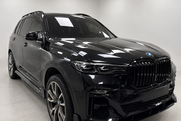 BMW X7 G07 2019–2022: Paradigm Black Knight V2 bodykit uzstādīšana uz M-Sport — mūsu darbi Foto 3