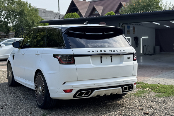 Range Rover Sport L494 2018–2022: SVR virsbūves komplekta uzstādīšana – mūsu darbi Foto 16