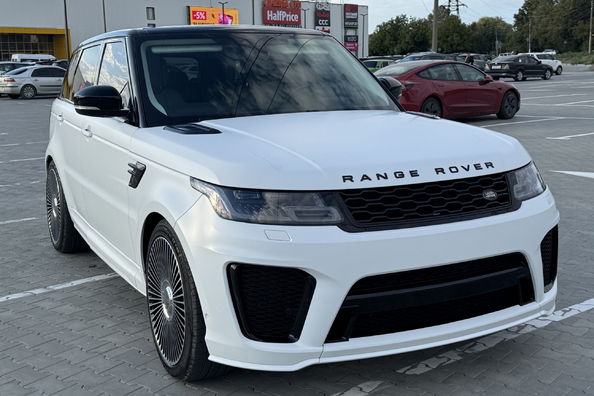 Range Rover Sport L494 2018–2022: SVR virsbūves komplekta uzstādīšana – mūsu darbi Foto 3