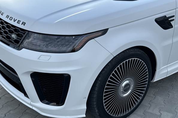 Range Rover Sport L494 2018–2022: SVR virsbūves komplekta uzstādīšana – mūsu darbi Foto 2