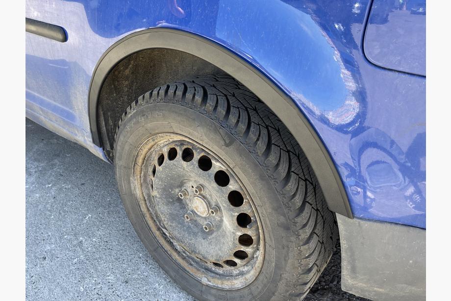 Volkswagen Caddy 2004–2010 Spārnu arku uzlikas (matēti melnas) Īsā riteņu bāze, 1 bīdāmās durvis (metāls) Foto 10