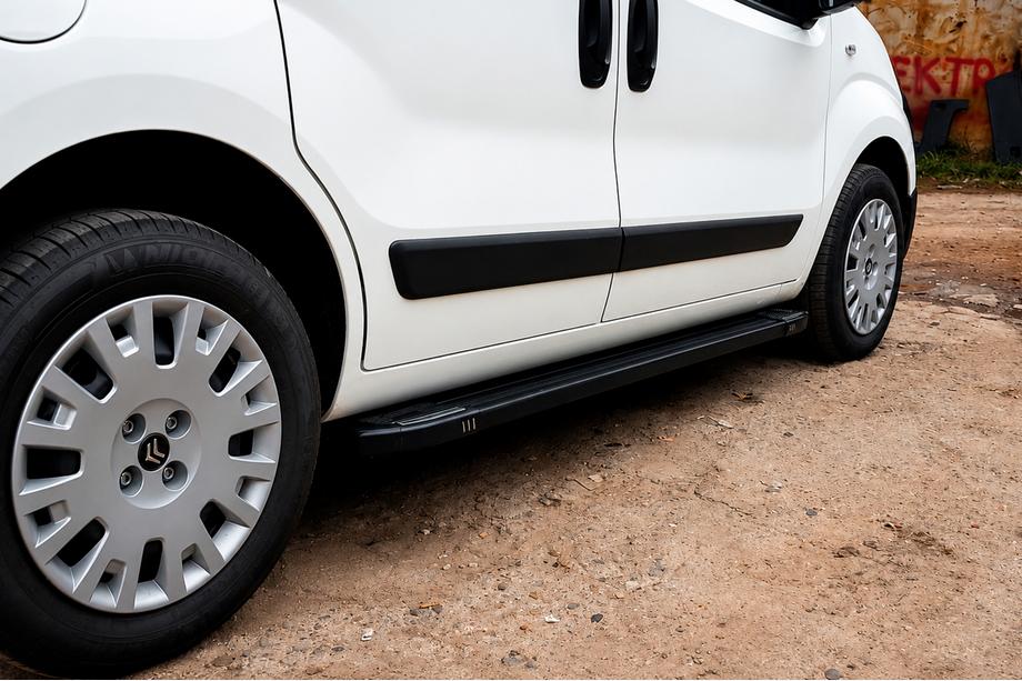 Fiat Fiorino/Qubo 2008–2024 Sānu sliekšņi Rainbow Black (2 gab., alumīnija profils) Image