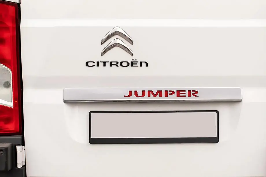 Citroen Jumper 2007–2025 Hromēta līste virs numurzīmes ar sarkanu LED apgaismojumu (nerūsējošais tērauds) Image