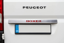 Peugeot Boxer 2006–2025 Hromēta līste virs numurzīmes ar sarkanu LED apgaismojumu (nerūsējošais tērauds) foto 1