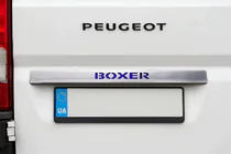 Peugeot Boxer 2006–2025 Hromēta līste virs numura zīmes ar zilu LED (nerūsējošais tērauds) foto 1