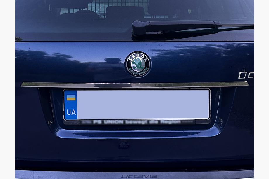 Skoda Octavia II A5 2010–2013 Hroma līste virs numura zīmes Carmos (nerūsējošais tērauds) Image
