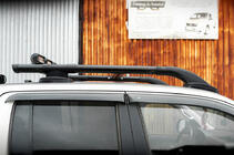 Volkswagen Amarok 2010–2022 Jumta reliņi Black Shark (ar šķērssijām) foto 3