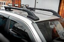 Volkswagen Amarok 2010–2022 Jumta reliņi Black Shark (ar šķērssijām) foto 2