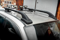 Volkswagen Amarok 2010–2022 Jumta reliņi Black Shark (ar šķērssijām) foto 1