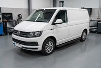 Volkswagen T6 2015–2024 Sānu sliekšņi Tayga Black (2 gab., alumīnijs) Tikai īsajai riteņu bāzei foto 1