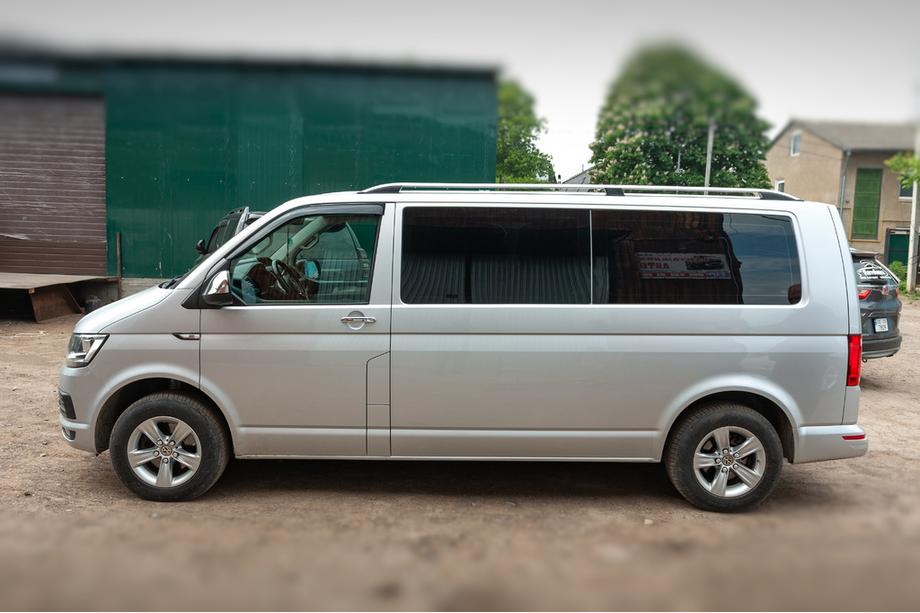 Volkswagen T6 2015–2024 Jumta reliņi CROWN (matēti pelēki) Īsā riteņu bāze Foto 3