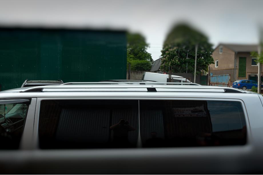 Volkswagen T6 2015–2024 Jumta reliņi CROWN (matēti pelēki) Īsā riteņu bāze Foto 2