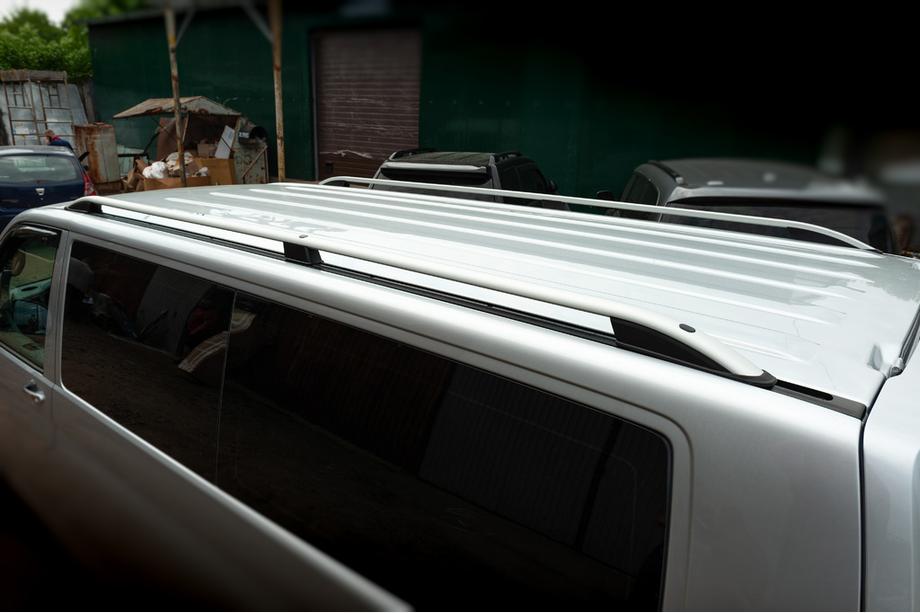 Volkswagen T6 2015–2024 Jumta reliņi CROWN (matēti pelēki) Īsā riteņu bāze Foto 17