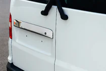 Volkswagen T5 Caravelle 2004–2010 Numura zīmes augšējā līste veramajām durvīm (nerūsējošais tērauds) foto 1