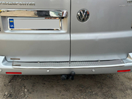 Volkswagen T5 2010–2015 Nerūsējošā tērauda uzlika virs numura zīmes aizmugurējām veramajām durvīm OmsaLine – itāļu nerūsējošais tērauds foto 4