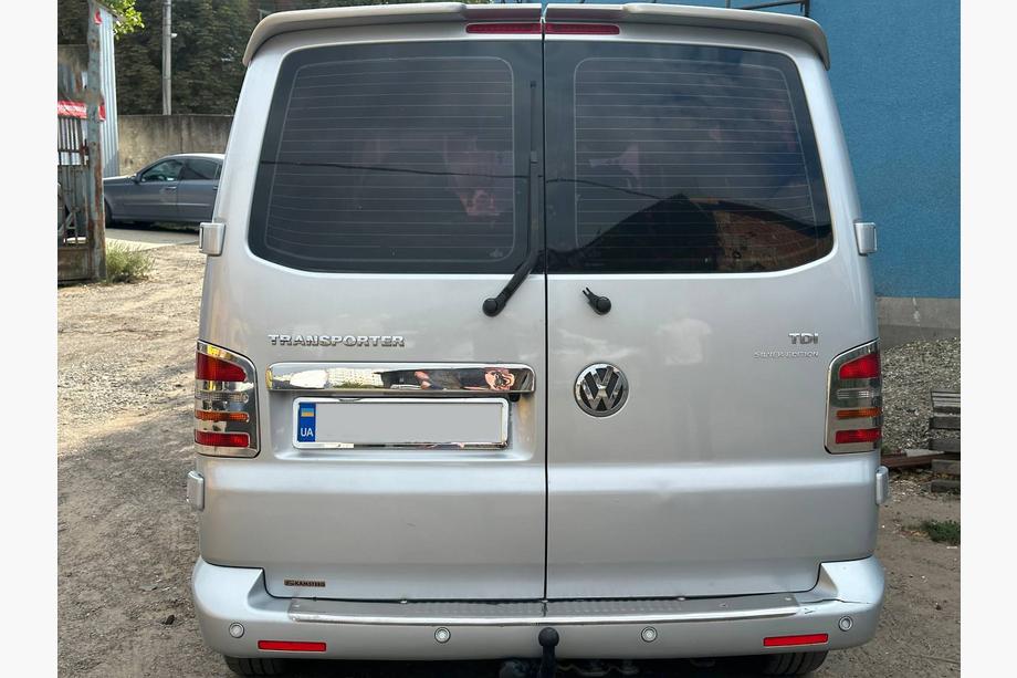 Volkswagen T5 2010–2015 Nerūsējošā tērauda uzlika virs numura zīmes aizmugurējām veramajām durvīm Carmos - turku teras Foto 6